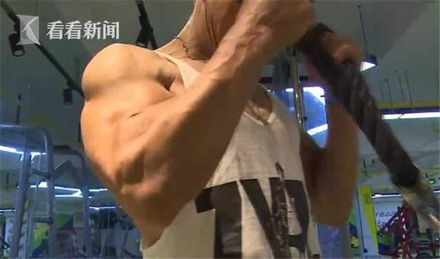 行走的荷尔蒙!61岁中国老头闪耀米兰时装周 40年健身练就好身材