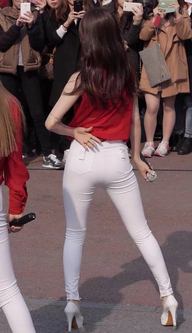 小姐姐白色清透的紧身裤跳舞，身材扭动的画面很有视觉冲击力