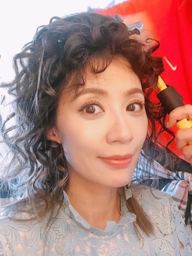 贾静雯性感亮相，网友：p的脸都歪了，长点心吧！