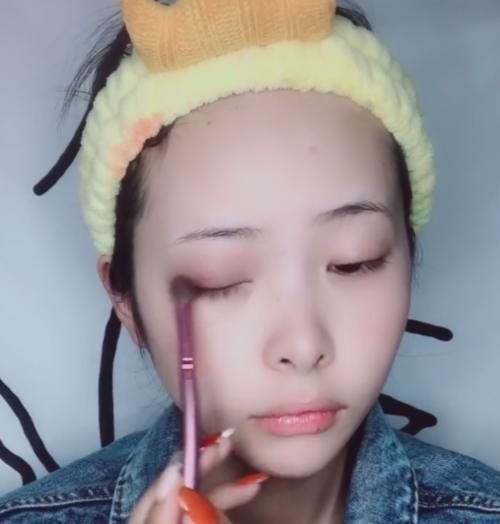  吓一跳■小姐姐脸上画“五官分离妆”，开始感觉被骗了，看到成品被吓一跳