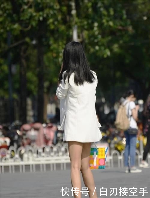 『 让自己』穿出大长腿，还显身材骨感，白色高腰短裤搭配尖头细跟鞋