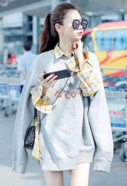 戚薇机场秀时尚，网友：不见裤子，一人推2行李箱