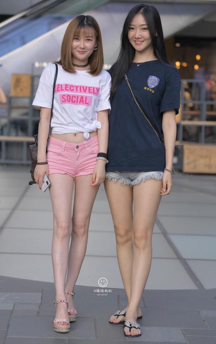 街拍:紧身T恤塑造的身材曲线非常美妙，小姐姐的细腰让人羡慕