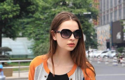 法国街头采访中国和美国哪个国家强大法国人的