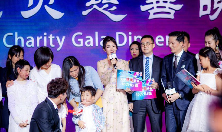 40岁黄奕厉害了！仅剪了个空气刘海显小20岁，网友：我又恋爱