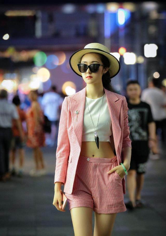 街拍:美女一身紧身包臀裙子,直接显示出自己的臀围,很漂亮