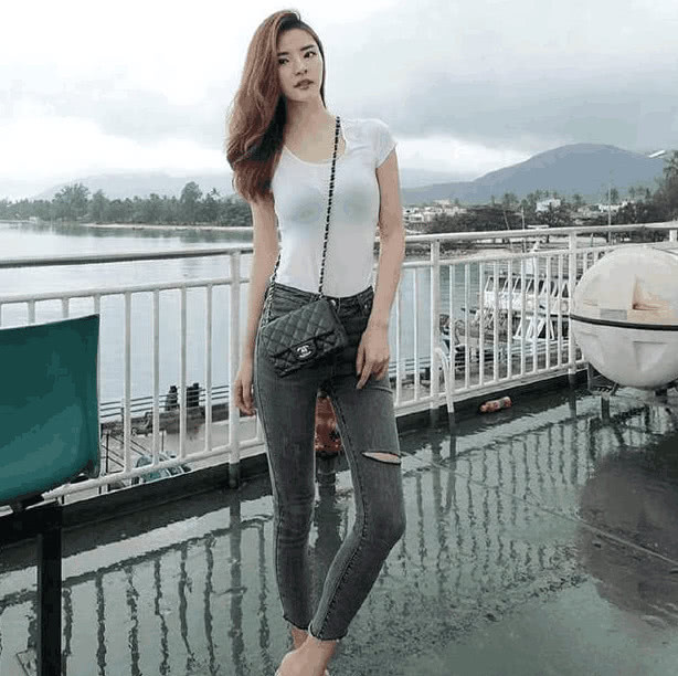 时尚街拍，穿牛仔裤的小姐姐，曼妙身姿优雅有女人味