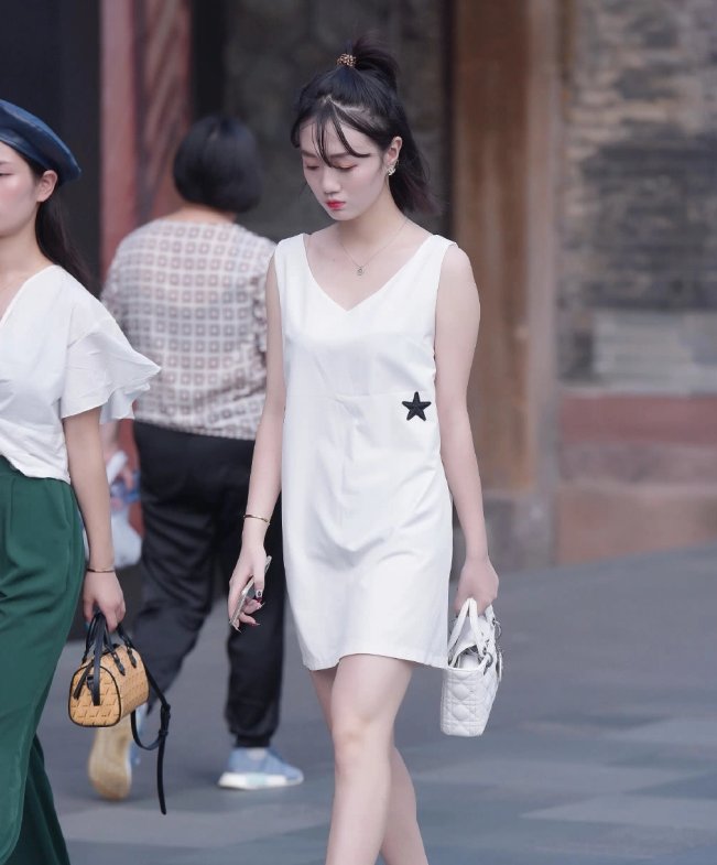  优雅|气质优雅的小姐姐:紧身包臀裙勾勒姣好身材,知性甜美别有韵味