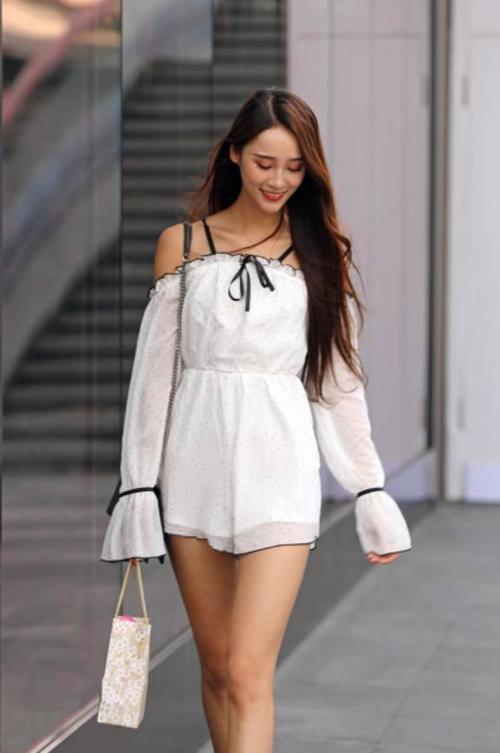 路人街拍，夏季的连衣裙让小姐姐们看上去魅力十足！