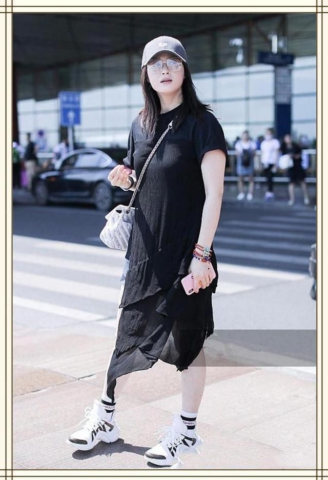 当冉莹颖和蒋欣同穿黑色长裙，网友：终于知道丰腴和微胖的差距了