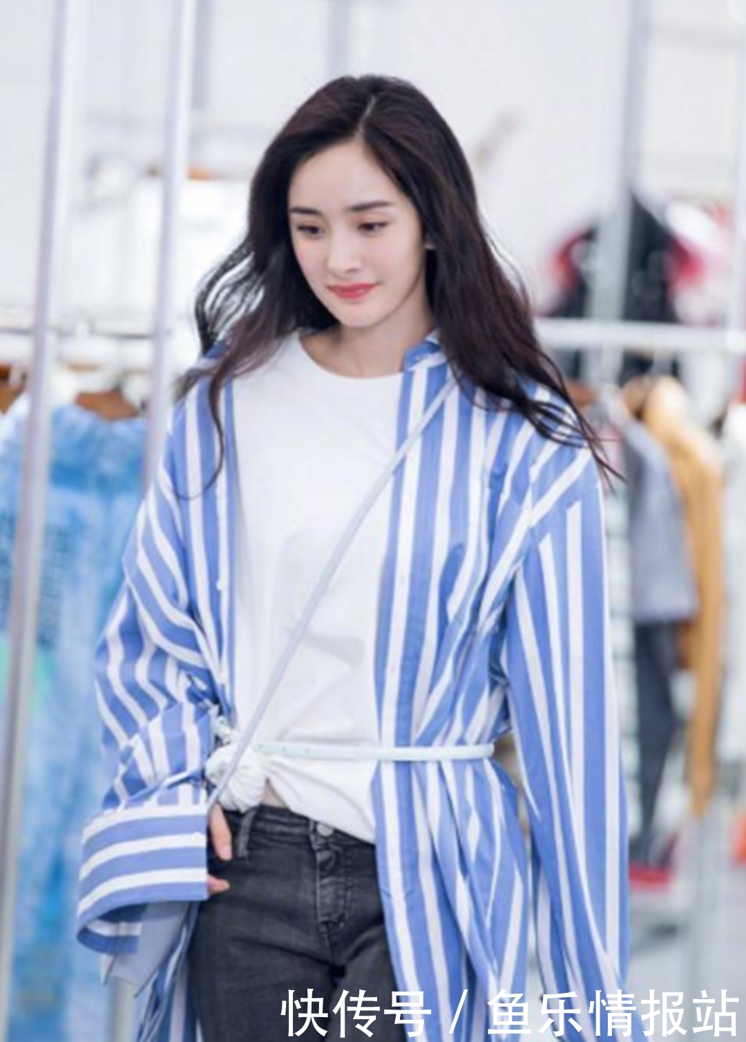 杨幂到底多有钱？竟把“玉镯”当腰带，网友：好想知道她是怎么穿