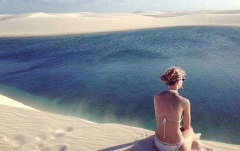 这座沙漠不按常理出牌，沙漠和湖泊共存，在沙漠中游泳变成现实！