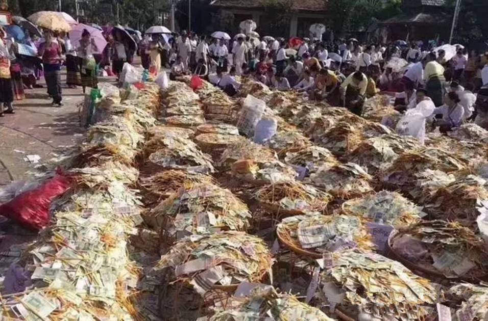 中国最“赚钱”的寺庙：钱铺一地，僧人每天用袋子装钱