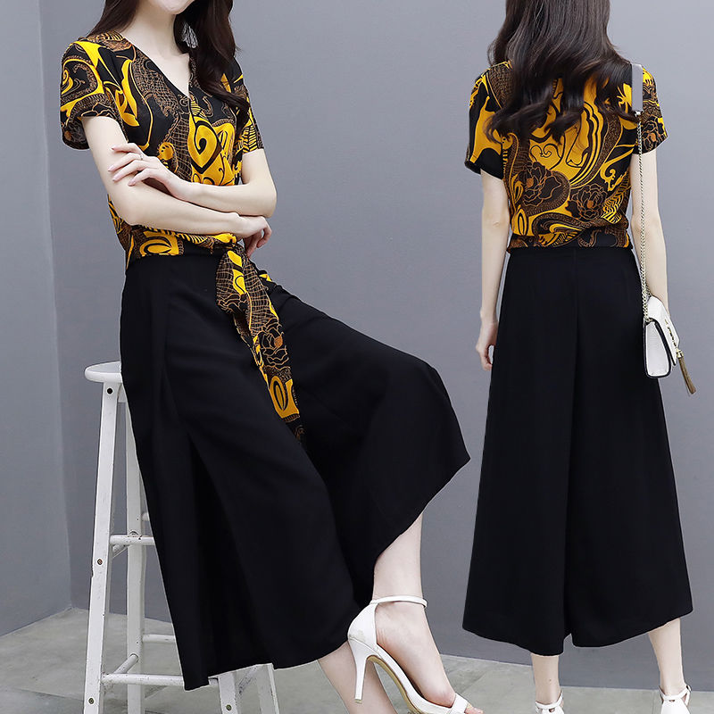 50岁老妈越来越会大胆，穿上新买的套装，简直比老婆还有女人味