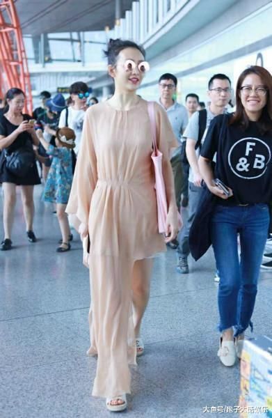 王鸥现身机场：肤色的开衩长裙，仙气十足还不失，却穿着拖鞋
