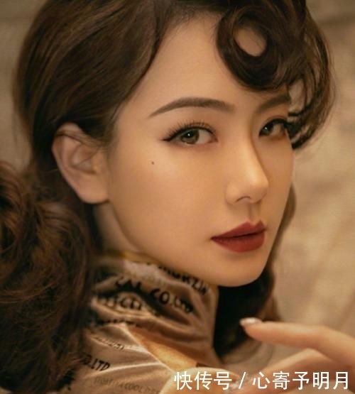 # 开叉#看到开叉的高度,网友:没身材还真不敢穿,有种“诱人”叫戚薇穿旗袍