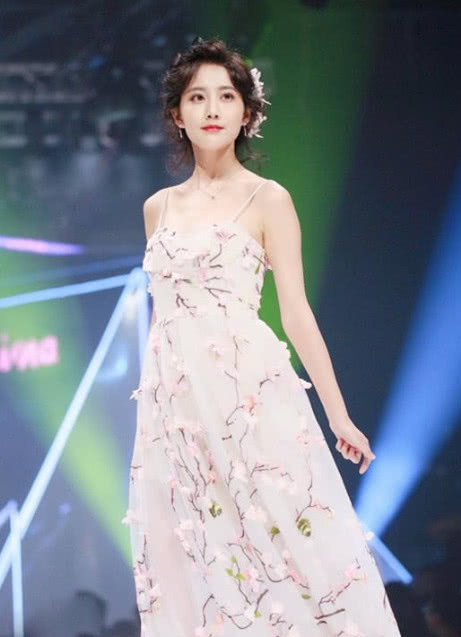 有一种超短裙叫鞠婧祎的超短裙，小的只有鞠婧祎这样胆量的人才敢