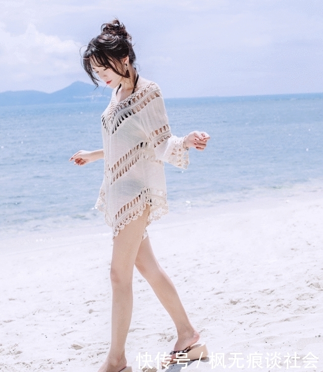看起来|丸子头模特沙滩拍摄写真, 衣服很仙气, 让模特看起来像个小萝莉