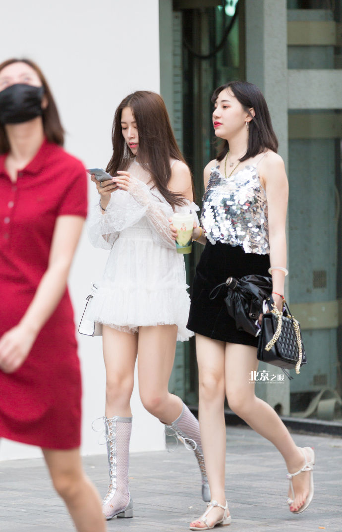 街拍杭州:清新迷人的穿搭，看起来很时尚，经得住时间的考验!