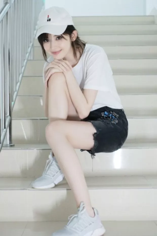 世界上怎么有古力娜扎这样的人，T恤＋短裤也能美上天，厉害了！