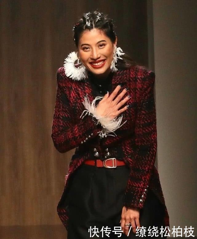  『风范』泰国小公主亮相自己品牌时装秀，有大设计师风范，模特跪地合影