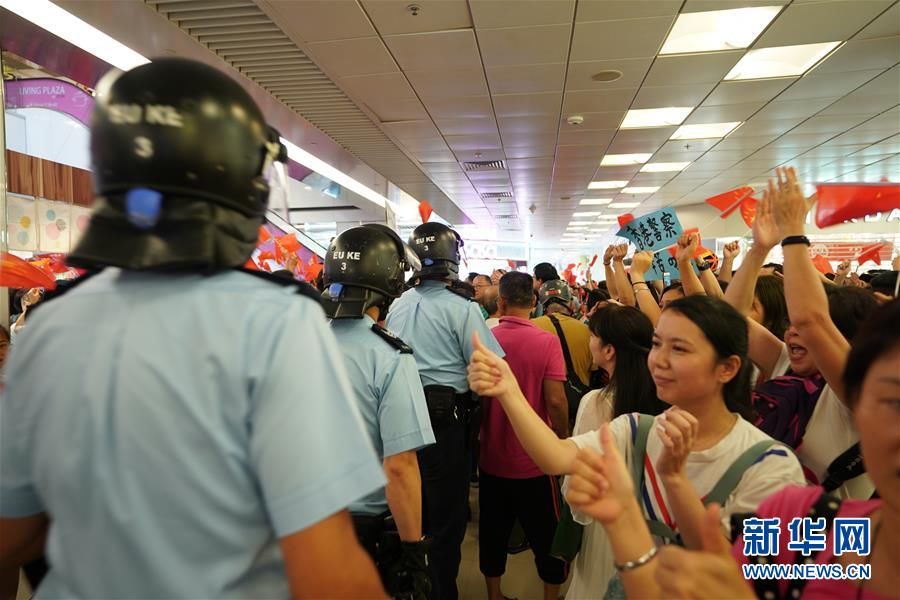  市民■香港市民合唱国歌声援被袭教师