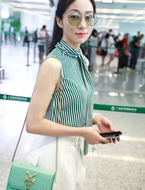 35岁韩雪与31岁江疏影私服大比拼，网友：一个大妈，一个酷帅