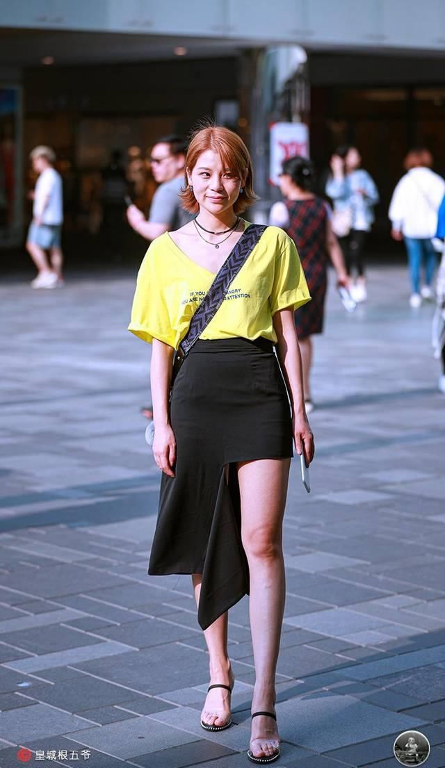  #让自己#街拍：通过日常穿衣搭配提升自己的魅力，成为一个有吸引力的女人