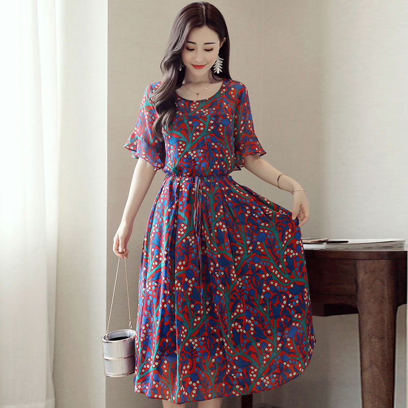 快来一饱眼福!40岁女人穿这样的“流氓裙”，这样上街不怕走光