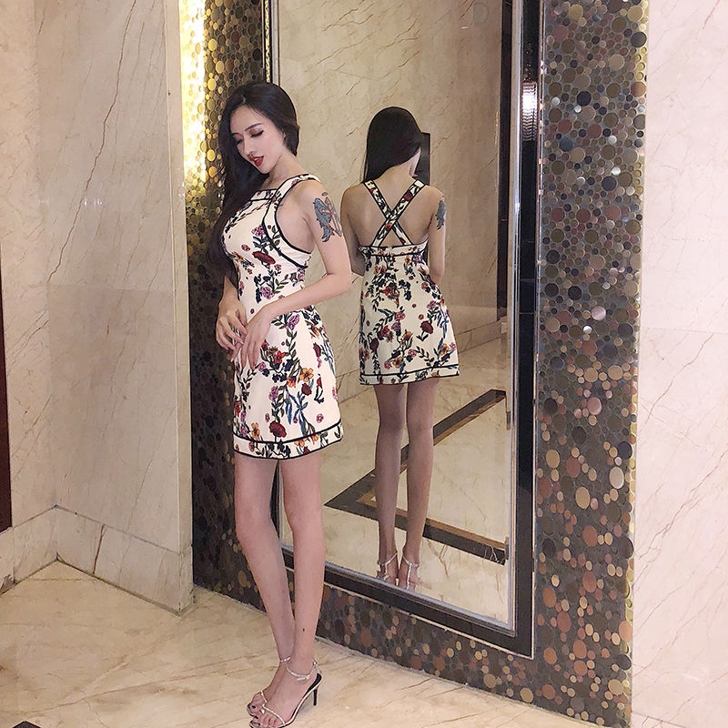 初秋别傻穿打底裤，一点都不美!这时髦裙子，谁穿都优雅性感