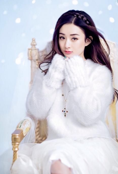 赵丽颖性感起来也是不输阵的，几次穿搭都有一种朦胧美！