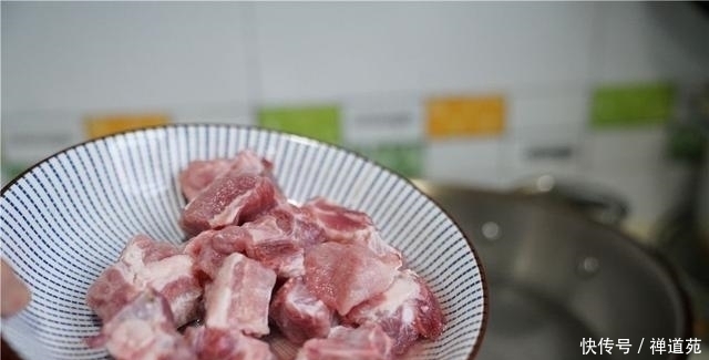  #下锅#排骨焯水时，万万别直接下锅煮，别不当回事，不然肉又柴又难吃！