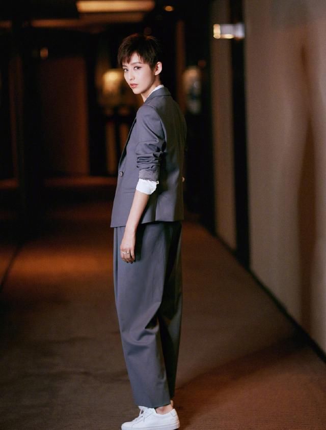 佟丽娅只是换了一款发型，气场十足，网友：这发型一般人驾驭不了