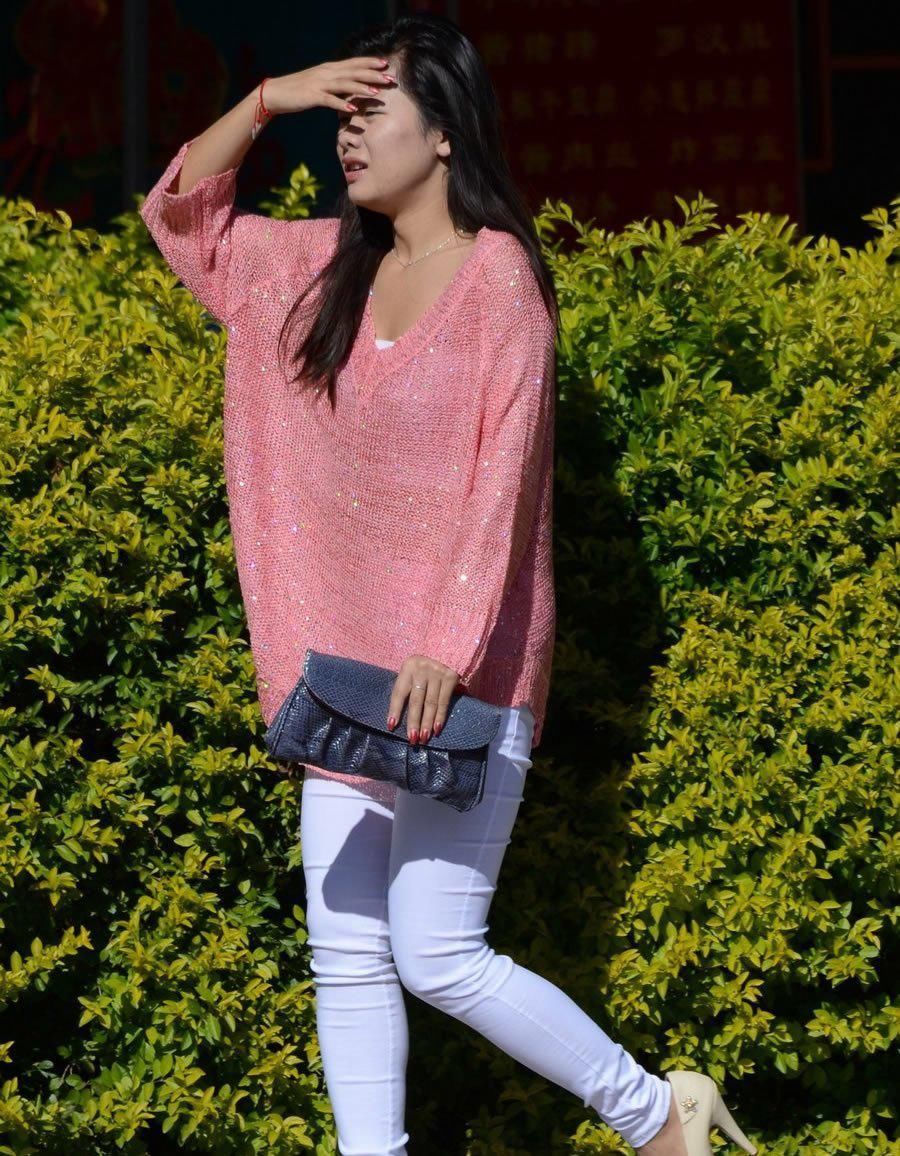 公园里街拍:白色紧身裤美女展现出线条的优美，清新脱俗很吸引人