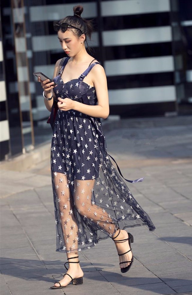 街拍:小姐姐吊带连衣裙的露背杀,大展自己的好身材