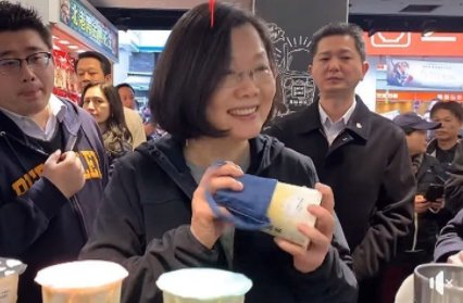 蔡英文晒“喝奶茶” 网友怒:想当网红,2020成全你