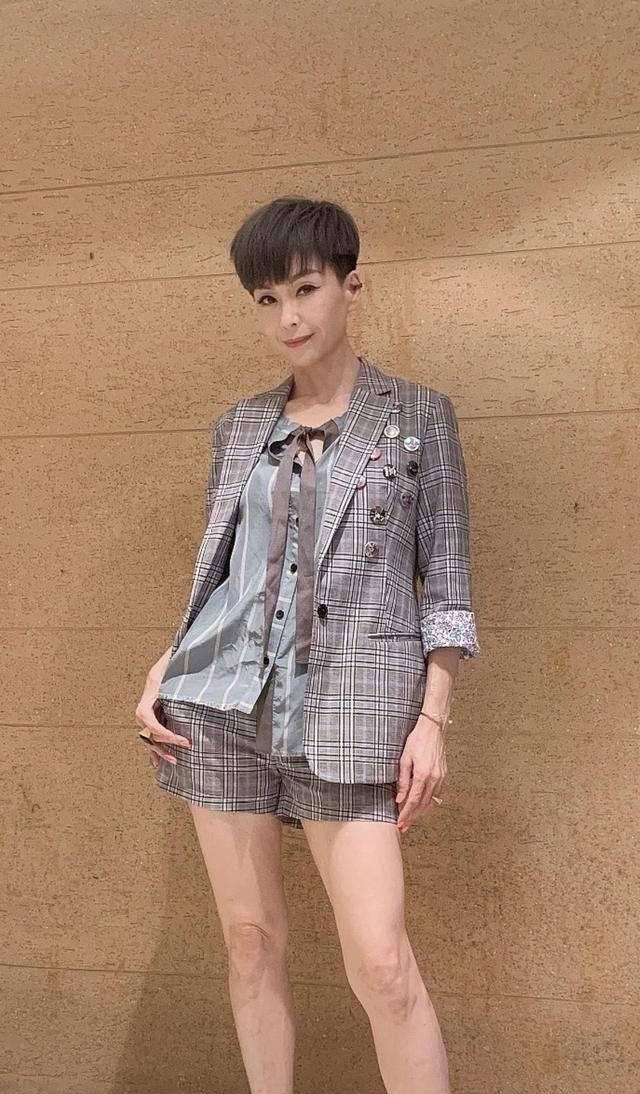  『不服』伍咏薇不服老，一身粉嫩穿搭出众，却掩盖不住沧桑感！