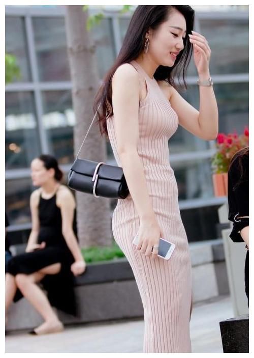 街拍：图1美丽动人，图5身姿曼妙，图8短裙减龄俏丽