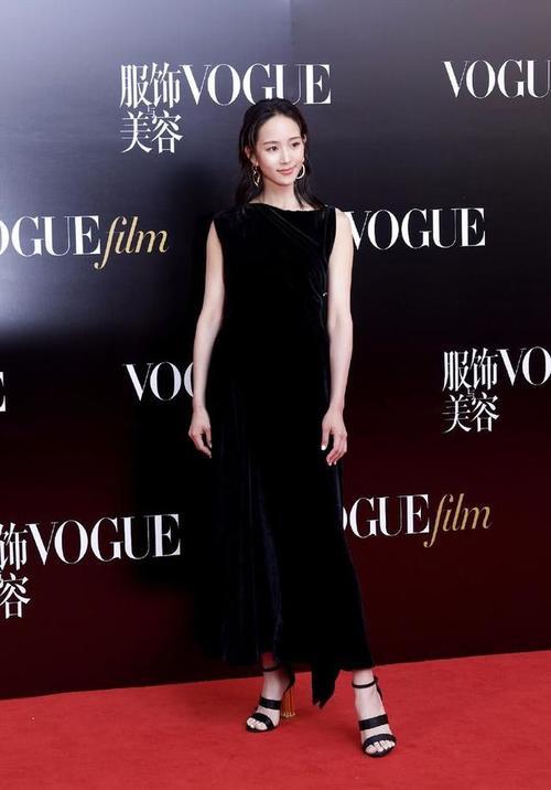 张钧甯穿着运动装紧身裤秀身材，对比与宋祖儿，丝毫看不出年龄！