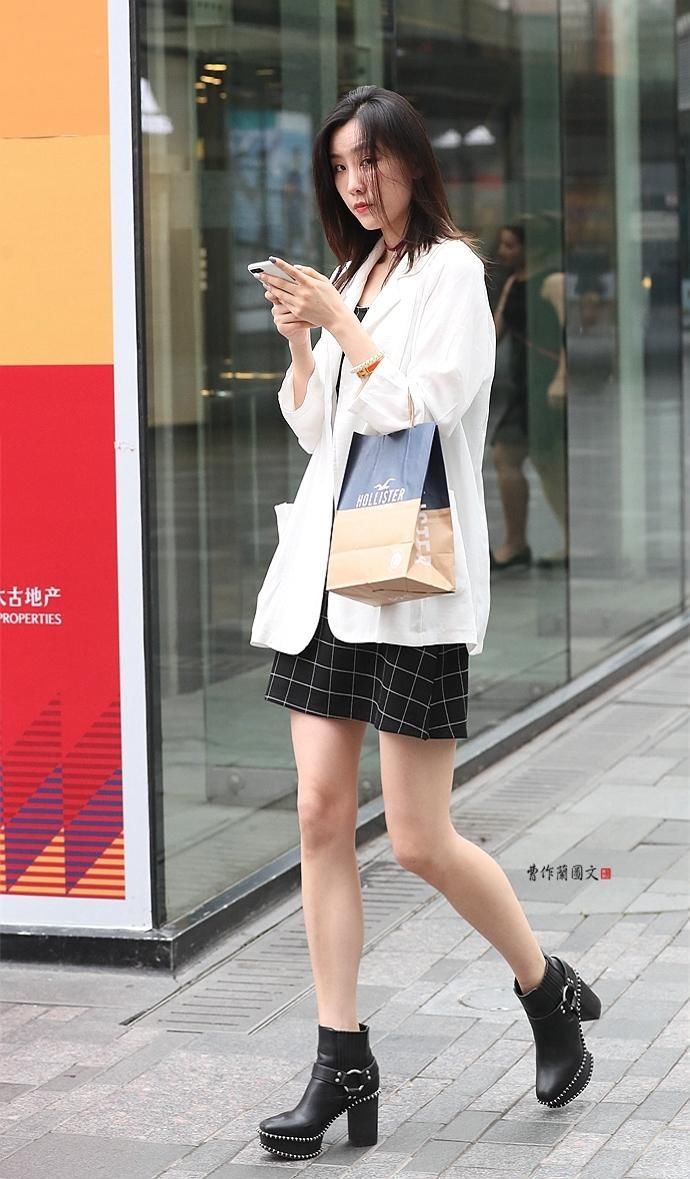 街拍:穿高跟鞋很上瘾的小美女