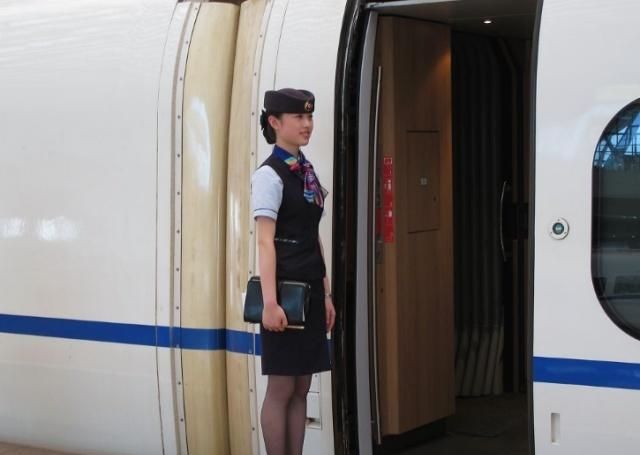  「窗帘」为何晚上乘坐火车时，乘务员会要求拉上窗帘？原因很单