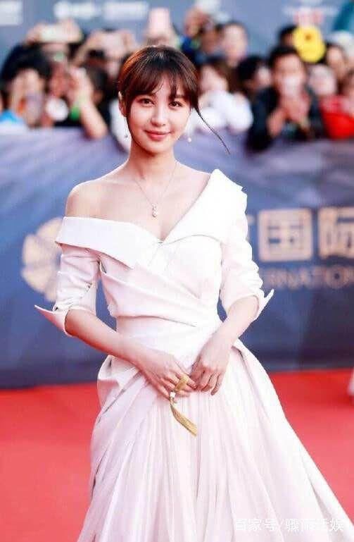 李菲儿为炫身材，穿裙子只够遮重点，腿上的毛看得我强迫症犯了