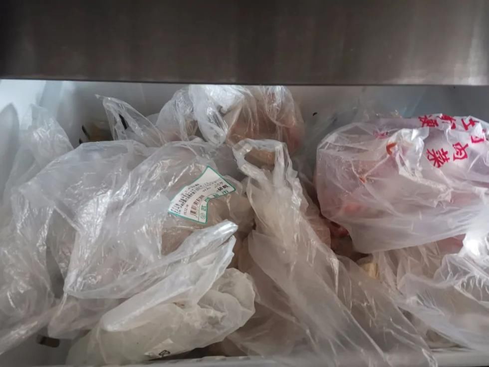  「南湖中央」武汉无疫情小区居民可以下楼了！记者现场探访