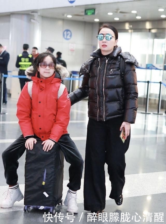『 徐峥』把行李箱当马骑，长相像爸爸徐峥很俏皮，陶虹女儿罕见正脸曝光