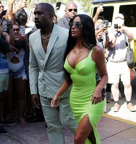 金卡戴珊的开叉裙开到大腿根，侃爷穿拖鞋参加婚礼，不走寻常路!