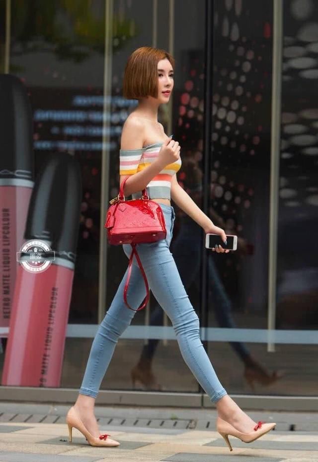 这才是真正的街拍女神，紧身裤勒出逆天蜂腰翘臀，网友：千年极品