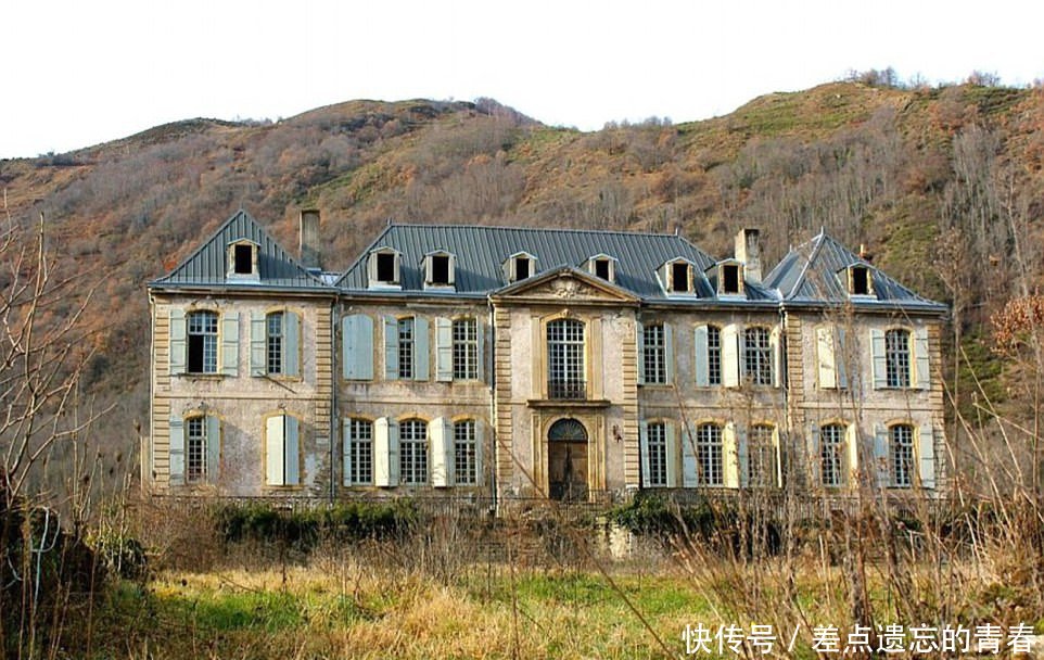 夫妻花两百多万买下废旧古堡，94间房只有4间可住