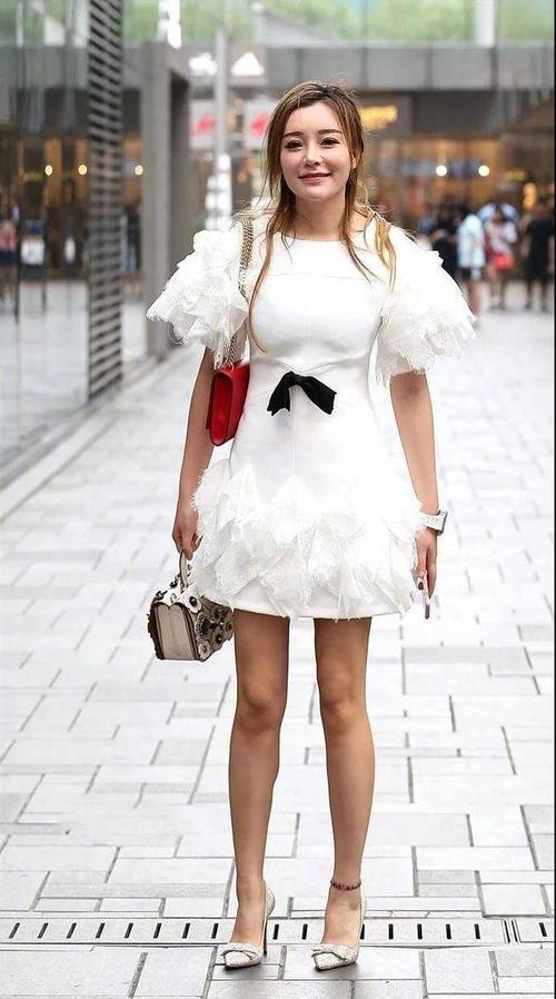 美女街拍穿高跟鞋粉色衣的阿姨很女人味儿,耐看迷人范!