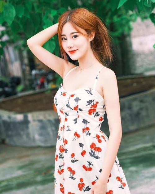  [简洁]胖胖的女生穿吊带包臀裙, 方便简洁让人一见倾心