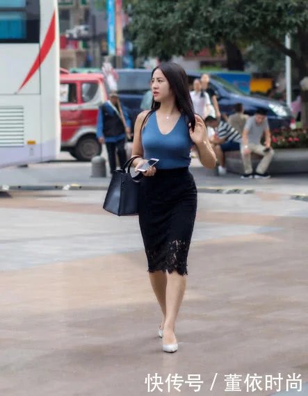小姐姐蓝色背心搭配包臀裙尽显丰满身材，路人小姐姐也丝毫不输于